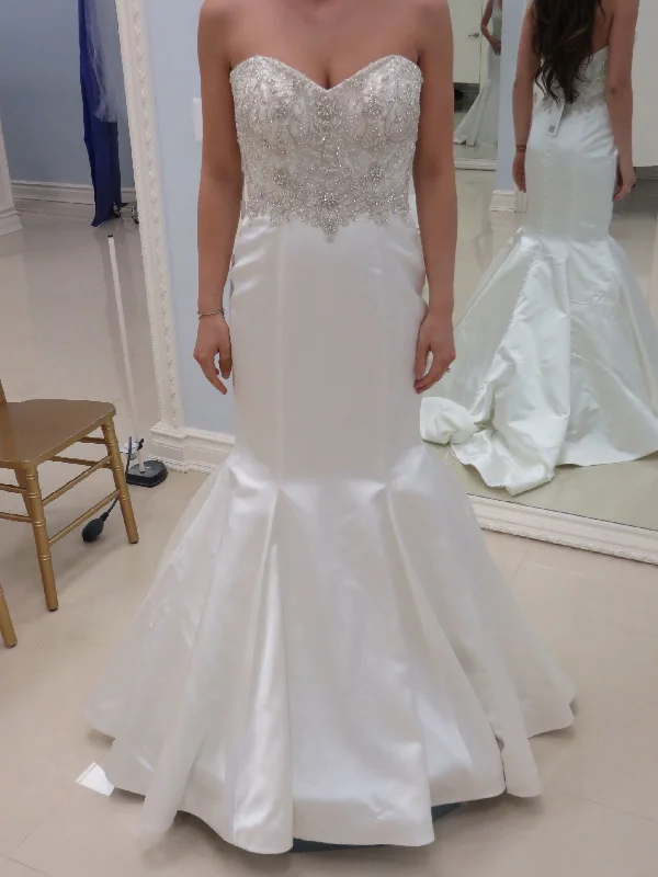 Blowout Deals Casablanca CB Couture B086