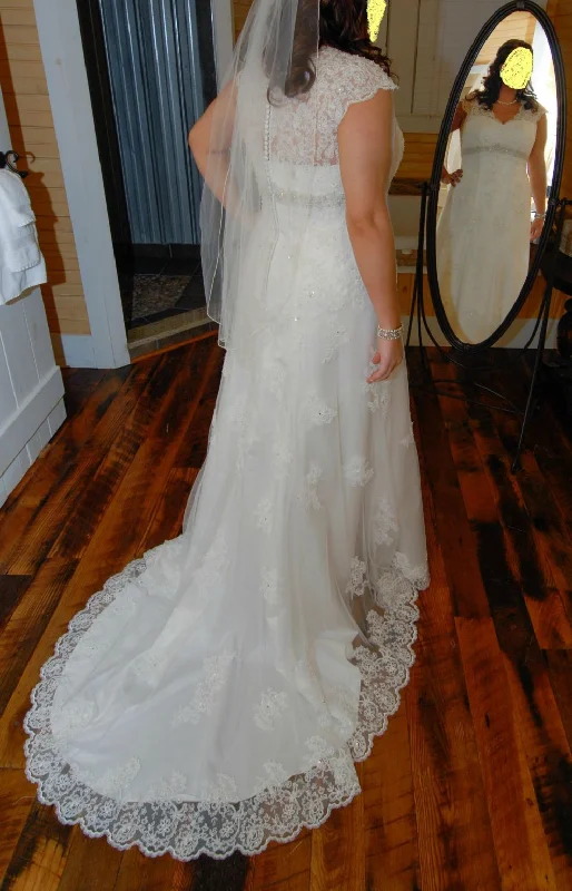 Deal Zone David's Bridal A-line all lace wedding dress