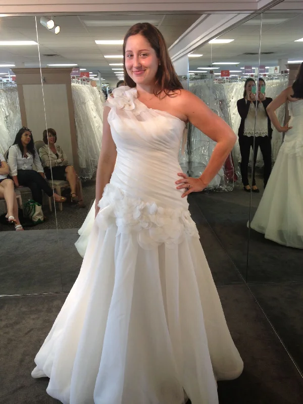 Exclusive Savings Vera Wang One shoulder organza gown