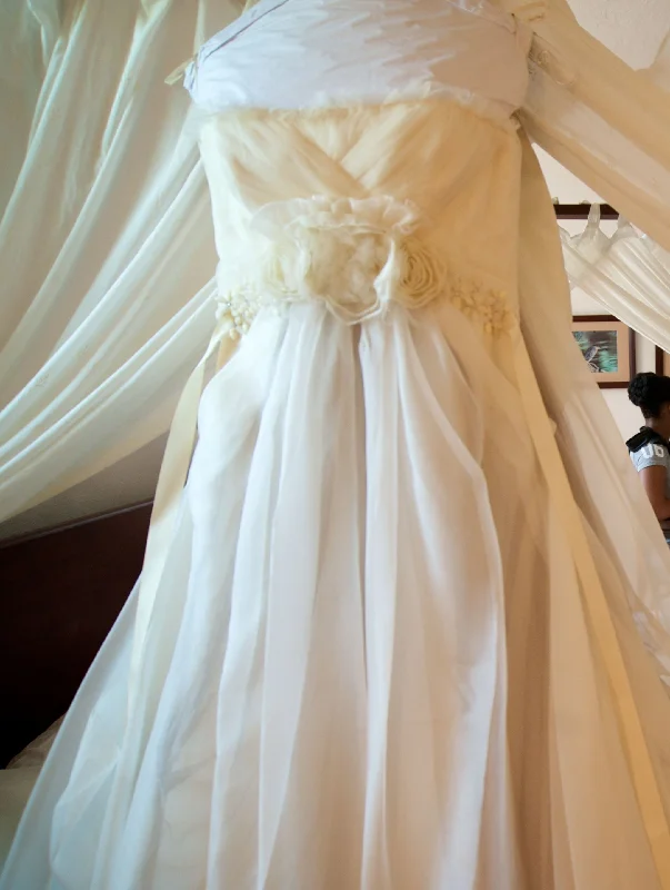 Price Reduction Vera Wang #12147gown with floral sash and matching veil
