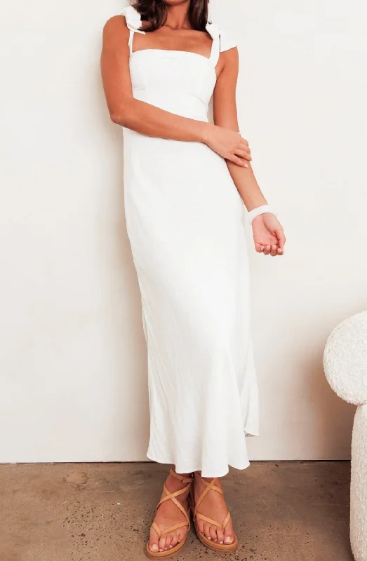 Discount Mania Carmen White Maxi Dress